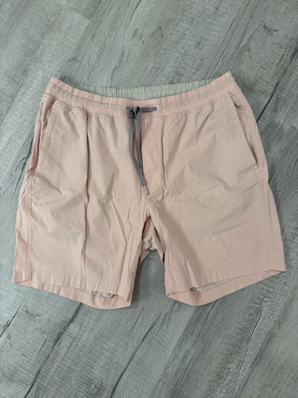 Lululemon Bowline Men’s Short *8"
Seashell Size XL